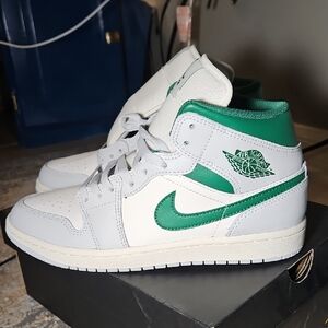 Air Jordan 1 MID Summit White/Pine Green.
